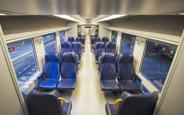 Tren istasyonunda durdu