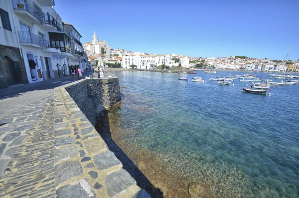 Den färgstarka byn av Cadaqués — Stockfoto