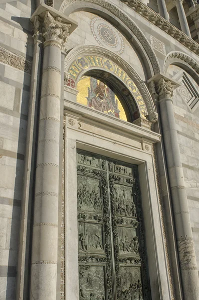 La puerta de la catedral de Pisa — Foto de Stock