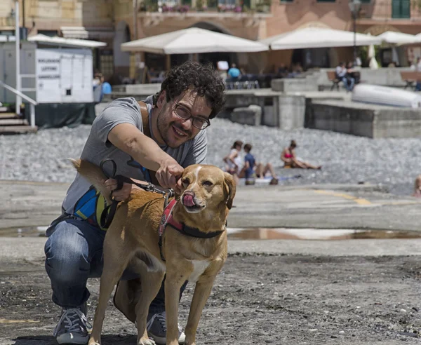 Adam ve köpeği tatil