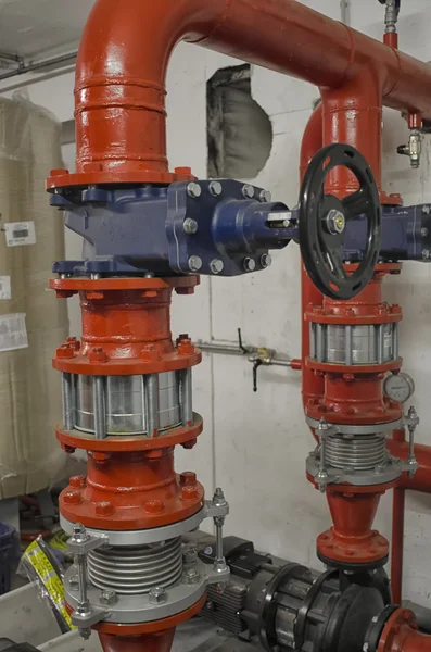 Valves et tuyaux dans les installations industrielles — Photo