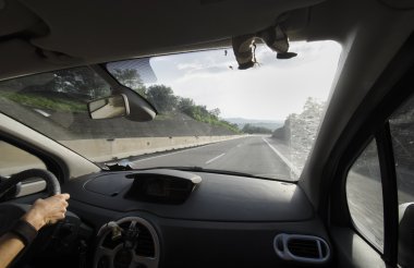 Otoyolda araba kullanmak.