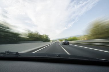 Bir otoyolda sollama araba