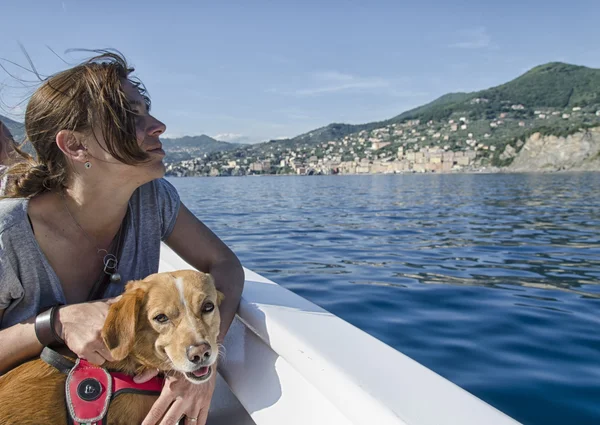 여자와 그녀의 강아지에 — 스톡 사진
