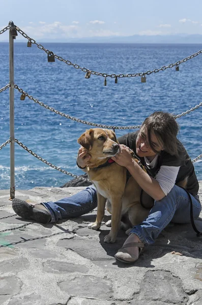 여자와 그녀의 강아지의 보기 — 스톡 사진