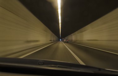 Bir tünelde hızlı çalışan araba