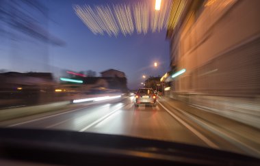 Bir araba görünümünü şehir sokak üzerinde