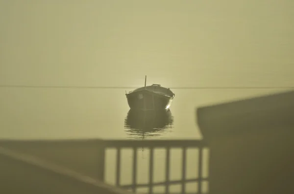 Barco solitario al amanecer — Foto de Stock