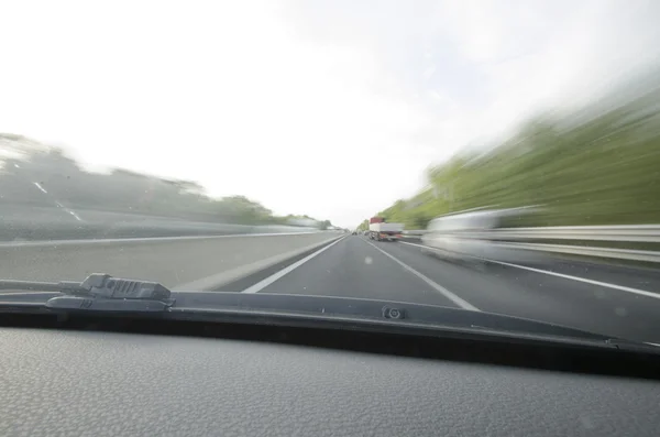 Carro que corre rápido na auto-estrada — Fotografia de Stock