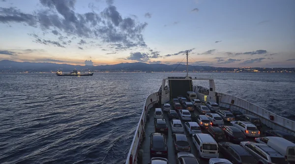 Gün batımında kanal geçen tam gemi — Stok fotoğraf