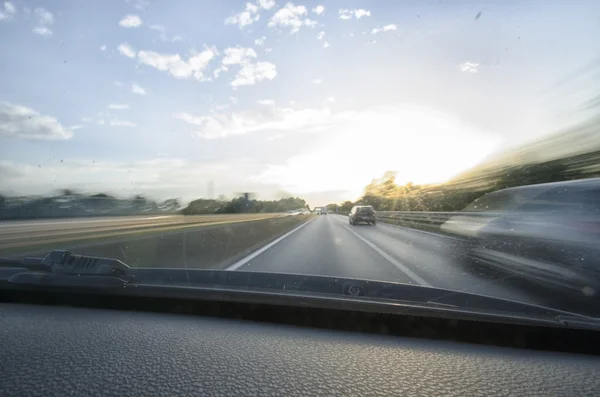 Dentro da visão do carro que corre na auto-estrada — Fotografia de Stock