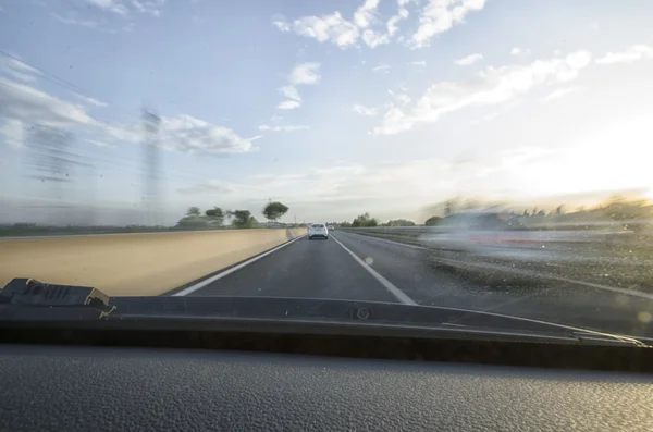 Vista de carro que corre rápido na auto-estrada — Fotografia de Stock