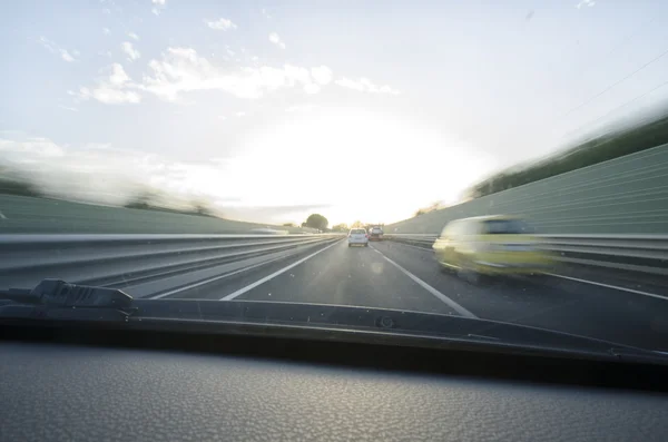 Vista de carro que corre rápido na auto-estrada — Fotografia de Stock