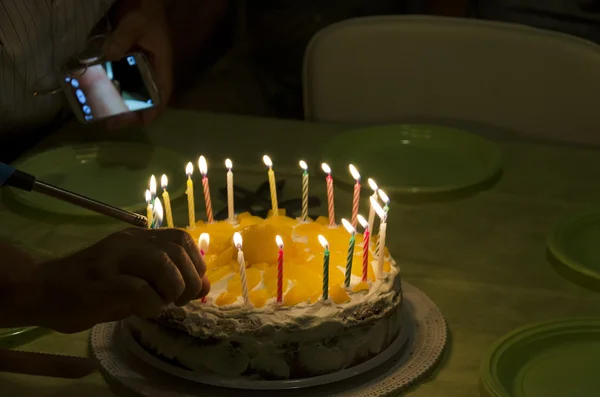 Las velas en el pastel de cumpleaños — Foto de Stock