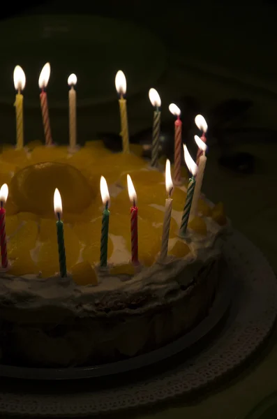 Queimando velas no bolo caseiro — Fotografia de Stock