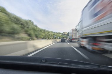 Görünümünü otoyolunun hızlı çalışan araba