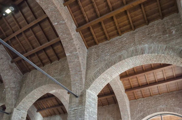 Il tetto in legno del vecchio arsenale di Pisa — Foto Stock