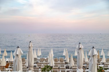 gün batımında sahilde