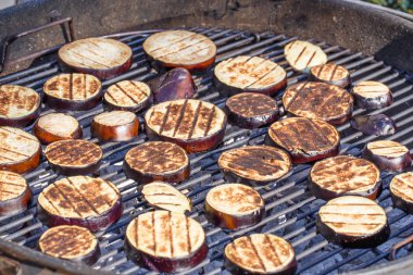 ızgara üzerinde ızgara patlıcan