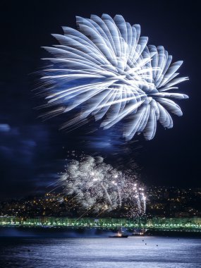 Üzerinde 14 Temmuz Nice Day kutlamaları havai fişek