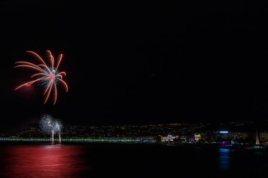 Üzerinde 14 Temmuz Nice Day kutlamaları havai fişek