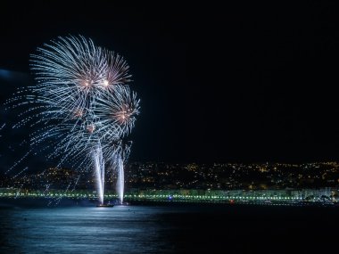 Üzerinde 14 Temmuz Nice Day kutlamaları havai fişek
