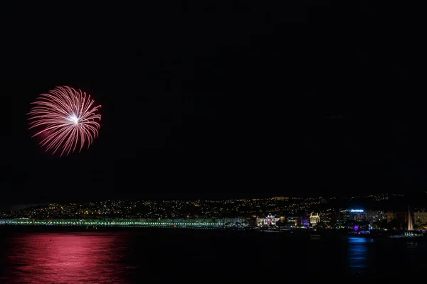Фейерверки в День торжеств 14 июля в Ницце — стоковое фото