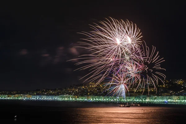 Fuegos artificiales en las celebraciones del día 14 de julio en Niza — Foto de Stock