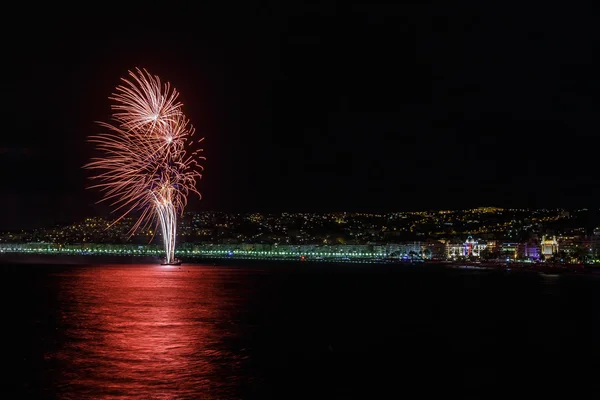 Feuerwerk am Tag Feiern 14. Juli in schön — Stockfoto