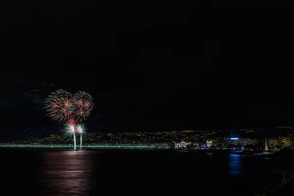 Fogos de artifício nas celebrações do dia 14 de julho em Nice — Fotografia de Stock