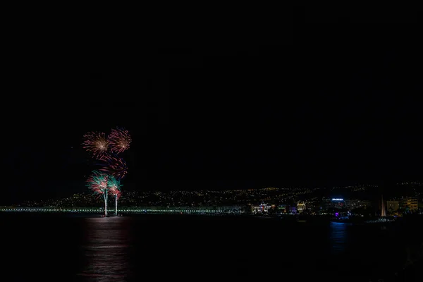 Fuegos artificiales en las celebraciones del día 14 de julio en Niza — Foto de Stock