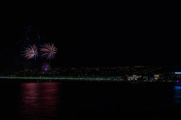 Fuegos artificiales en las celebraciones del día 14 de julio en Niza — Foto de Stock