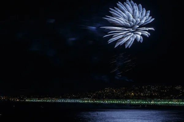 Fuegos artificiales en las celebraciones del día 14 de julio en Niza — Foto de Stock