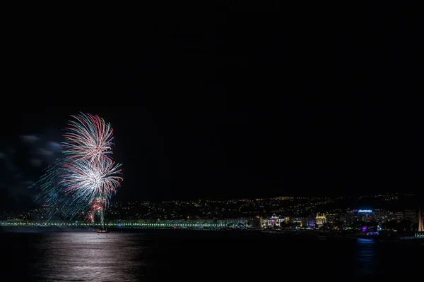 Fogos de artifício nas celebrações do dia 14 de julho em Nice — Fotografia de Stock