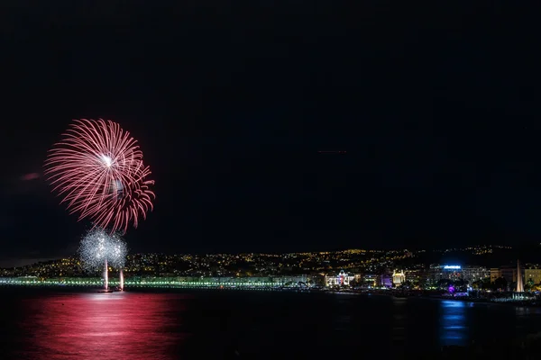 Фейерверки в День торжеств 14 июля в Ницце — стоковое фото