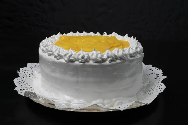 Ένα Κοντινό Πλάνο Ενός Κέικ Λευκή Κρέμα Και Φρούτα Στο — Φωτογραφία Αρχείου