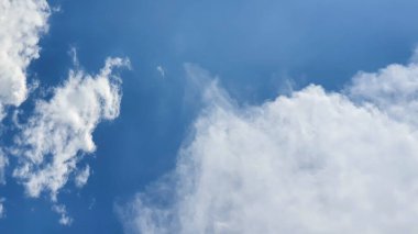 Bulutlu mavi gökyüzü fotoğrafı. Bulutlu gökyüzü duvar kağıdı