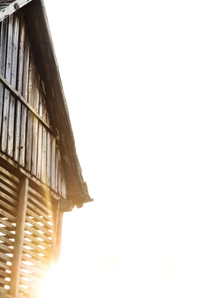 Velho celeiro de madeira e o sol — Fotografia de Stock