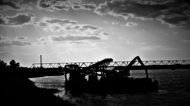 Brücke und Barge — Stockvideo