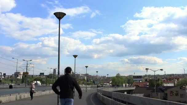 Belgrado - 20 April: Timelapse video van wolken en voetgangers op de straat van de Jna op 20 April 2016 in Belgrado, Servië — Stockvideo