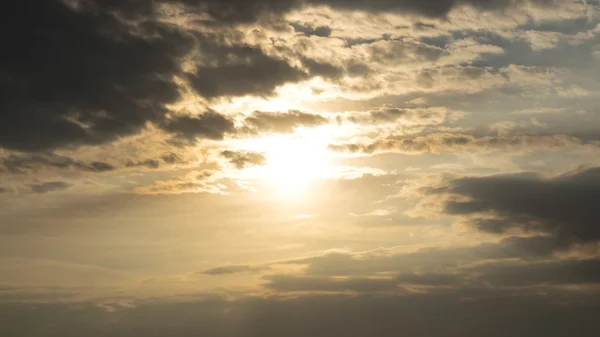 Sonnenuntergang hinter Wolken — Stockfoto