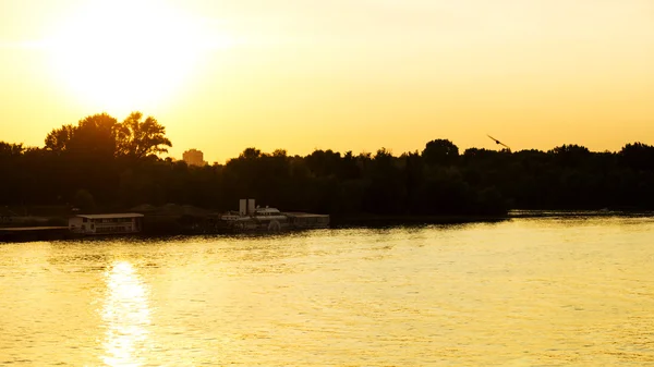 Pôr-do-sol no rio — Fotografia de Stock