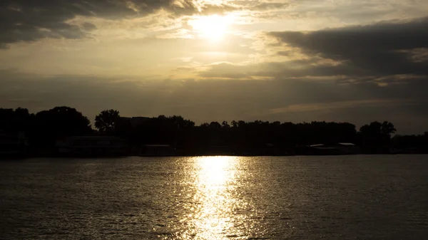 Pôr-do-sol no rio — Fotografia de Stock