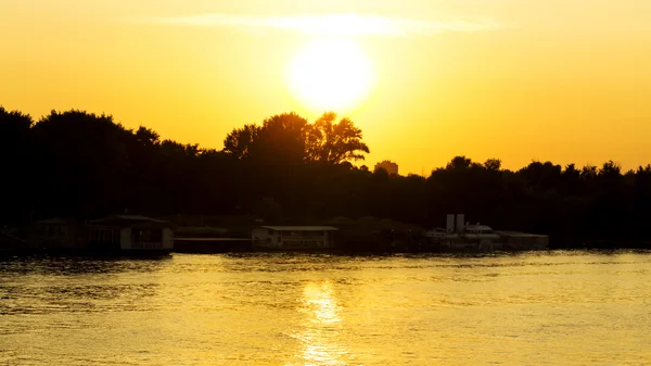 Pôr-do-sol no rio — Fotografia de Stock