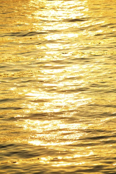 Αντανάκλαση του ήλιου από ποτάμι — Φωτογραφία Αρχείου