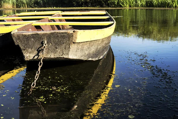 Ruderboot schwimmt auf dem See und spiegelt sich darin wider — Stockfoto