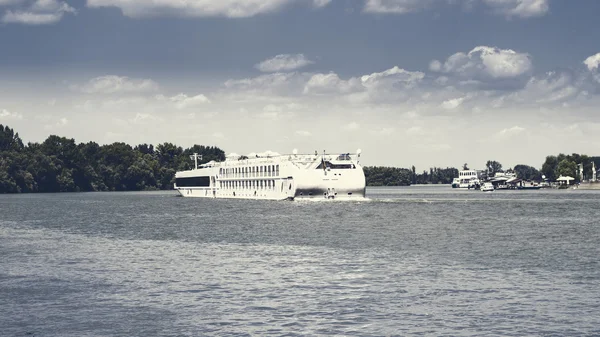 Kreuzfahrtschiff auf der Donau — Stockfoto