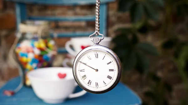 Vintage pocket watch opknoping — Stockfoto