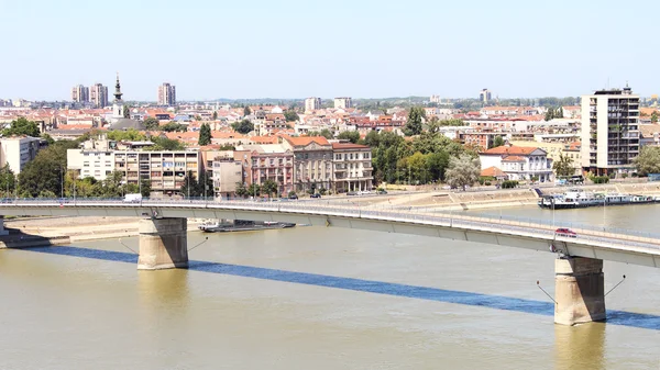 Vista da cidade sérvia de Novi Sad e da ponte sobre o Dan — Fotografia de Stock