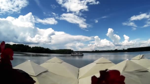 Barco no rio com céu nublado — Vídeo de Stock
